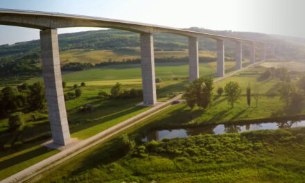 Dráma a Kőröshegyi völgyhídon: végezni akart magával egy nő, a férje értesítette a rendőröket