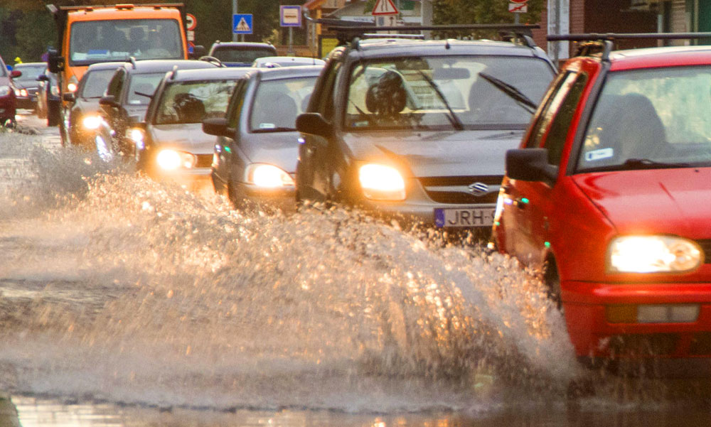 Letarolták a viharok az országot: Budapesten parkoló autókra zuhant egy fa