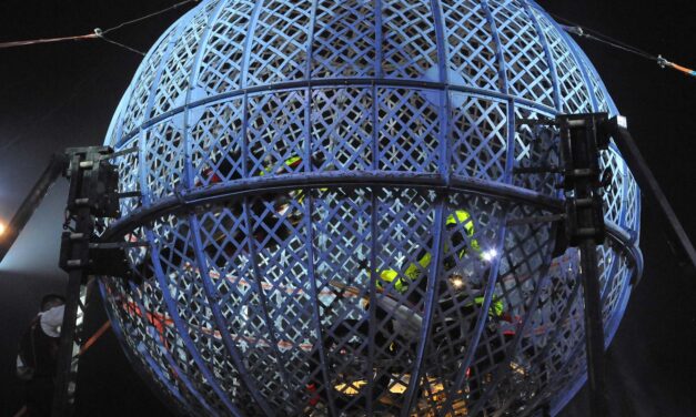 Kizuhant egy motoros produkció közben a zárt rácsos gömbből a cirkuszi előadáson