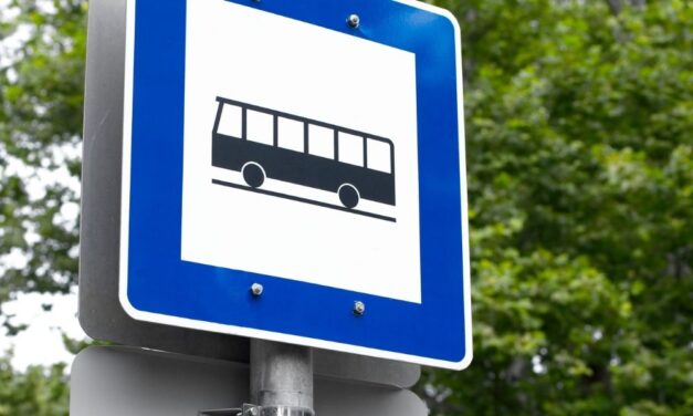 “Éppen a megállóban várakoztunk a testvéremmel, akit félrerántottam” – megszólalt a buszbaleset egyik szemtanúja, a tragédiában egy kisfiú is meghalt