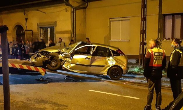 Villamossal ütközött egy autó Budapesten: a síneken akart megfordulni a sofőr