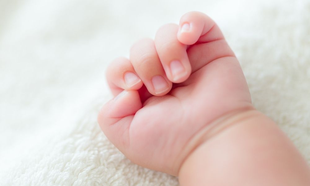 Csecsemőt hagytak egy bokorban Szolnokon – Ilyen állapotban van most a pici
