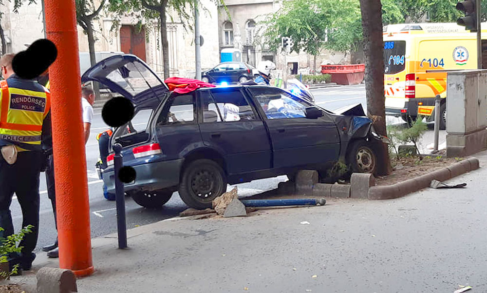 Autós üldözés Budapesten, egy Üllői úti fa állította meg a menekülő autóst