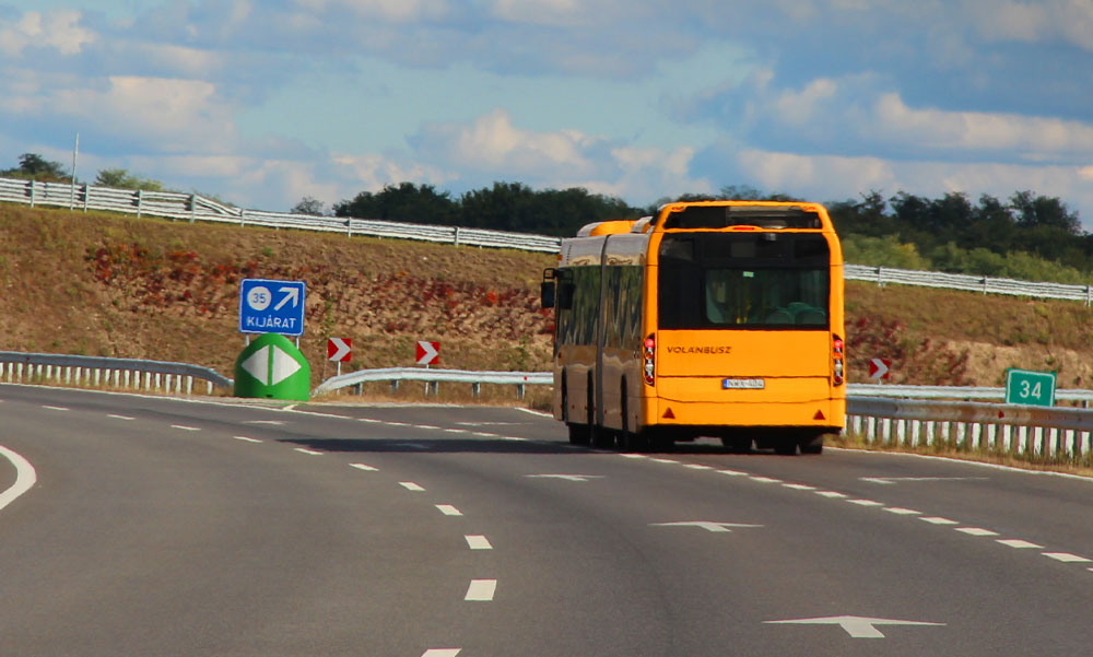 Egy ismeretlen betegség okozta a bajt: így hajtott oszlopnak Győrben egy buszvezető, aki most újra volán mögé ülhetett