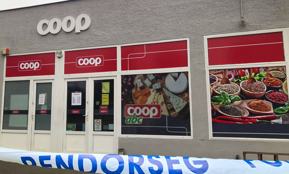 A pofátlan tolvaj a Coop szupermarket előtt többször földre nyomta a nőt, majd ellopta a táskáját