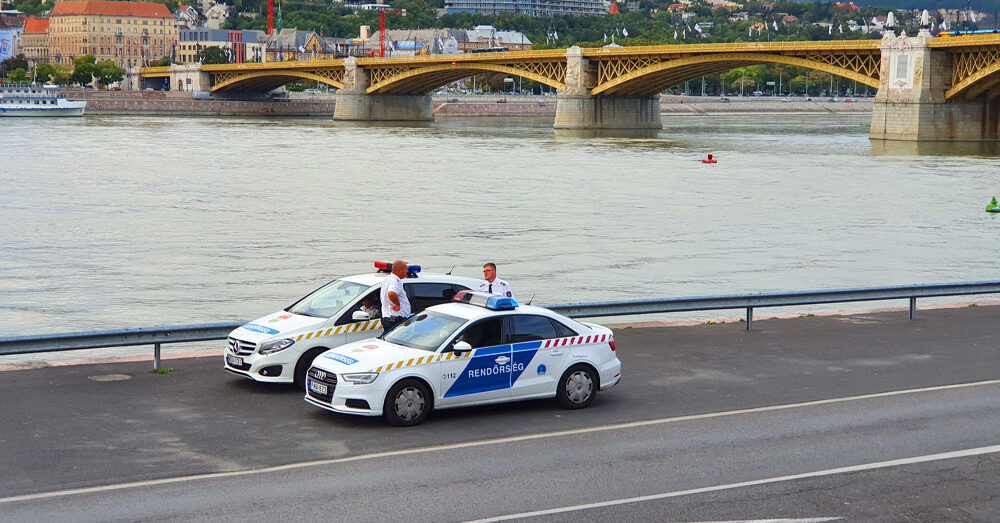 Épp időben húztak vissza a rendőrök egy férfit, aki a Dunába akart ugrani