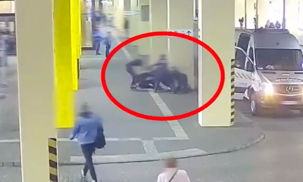 Itt a döbbenetes videó arról, hogyan támadtak meg egy rendőrt Budapesten