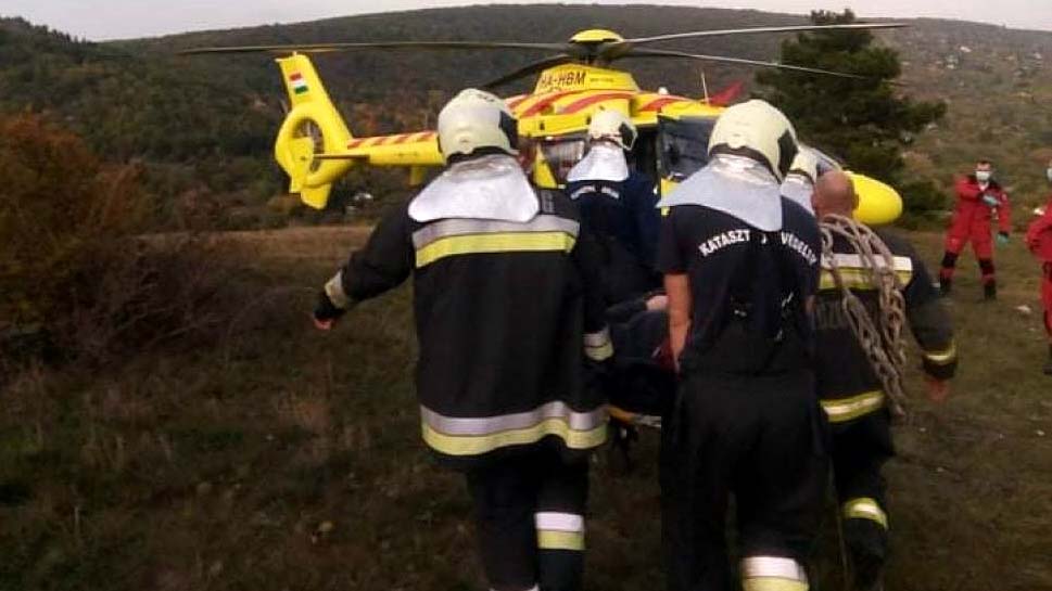 Túrázás közben súlyosan megsérült két kiránduló: hordágyon vitték a mentőhelikopterhez az egyik sérültet