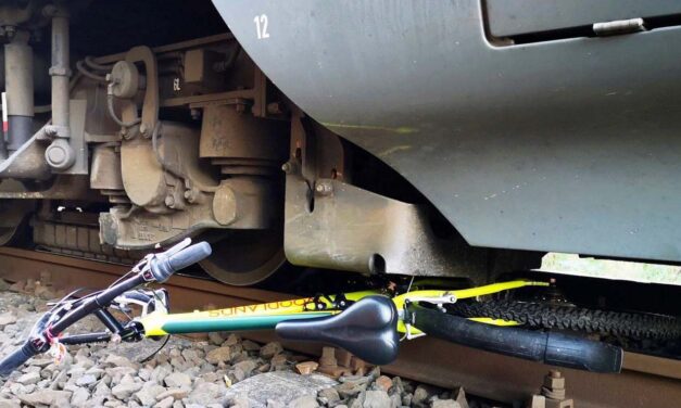 A száguldó vonat elől mentette egymást két kisfiú Győrnél: szabálytalanul próbáltak átjutni a síneken