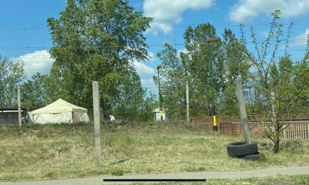 „Jó gyerek volt, szerette a családját” – Tragédiák sorozata rázta meg a 25 éves Endrét, aki a tiszalúci átjáróban lépett az érkező vonat elé