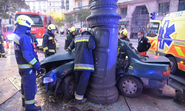 Sokkoló felvételeket tett közzé a rendőrség a Károly körúton történt balesetről: így csavarodott fel az oszlopra a 17 éves sofőr