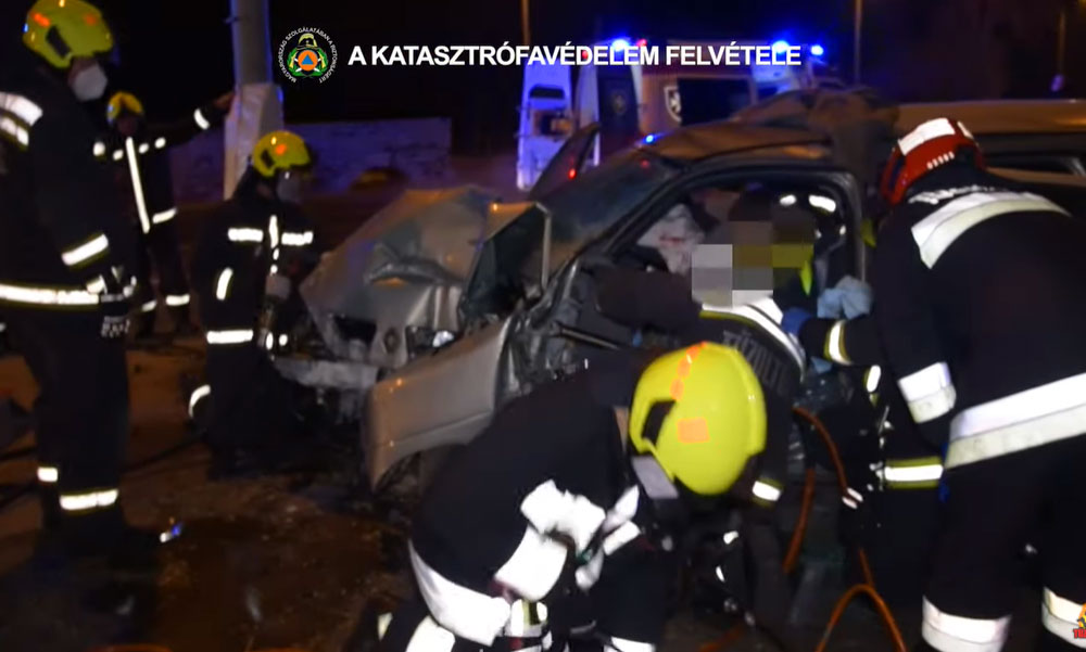 Súlyos baleset Budapesten a Szentendrei úton, a füstölő autóból mentették ki a beszorult sofőrt