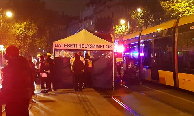 Halálra gázolt a villamos egy 19 éves fiút, a piros lámpa ellenére rohant át a síneken