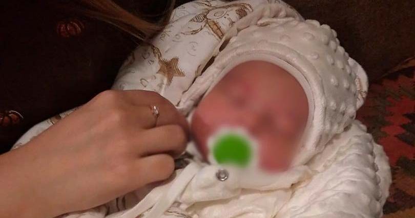 Rejtélyes örökbefogadási-ügy: csak az öthónapos csecsemőt körözik, az őt elrabló külföldi házaspárt azonban nem keresi a rendőrség