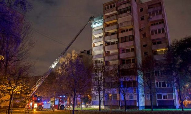Egy 87 éves, súlyosan megégett férfit menekítettek ki a rendőrök a budapesti paneltűzből: egy gyertya miatt csaptak fel a lángok, 3 lakás égett ki