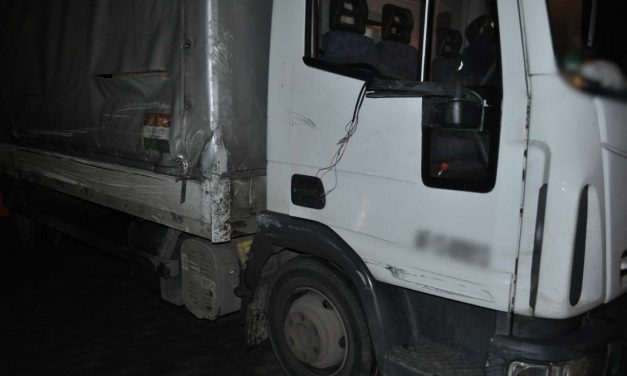 Az autópálya belső sávjában parkolt le a részeg kamionos, előtte összetört két autót és egy vasúti sorompót