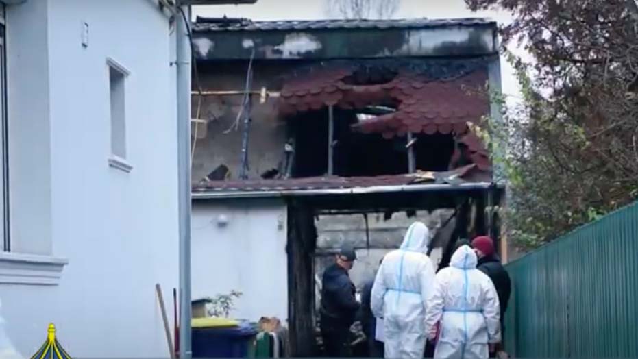 Meghalt egy házaspár, miután rájuk gyújtotta a házat egy férfi: a 12 éves unokájukat a tűzoltók hozták le a tetőről