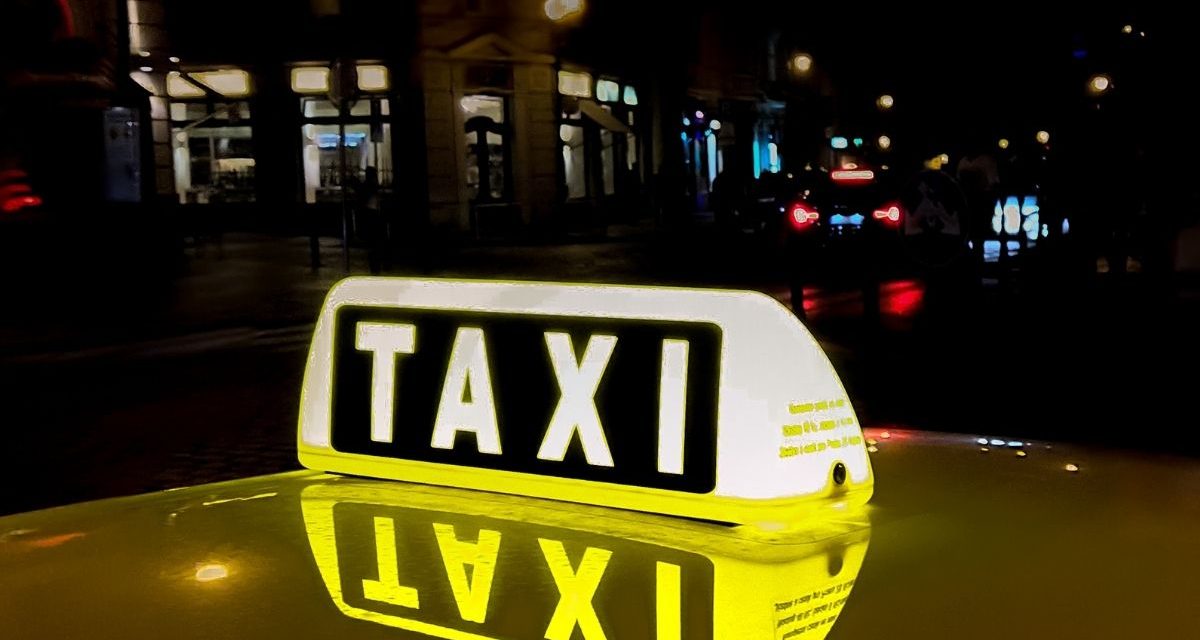 Elképesztő! Kamu-taxis járja Vác utcáit, pórul járhat, aki beül a kétajtós fehér Audiba!