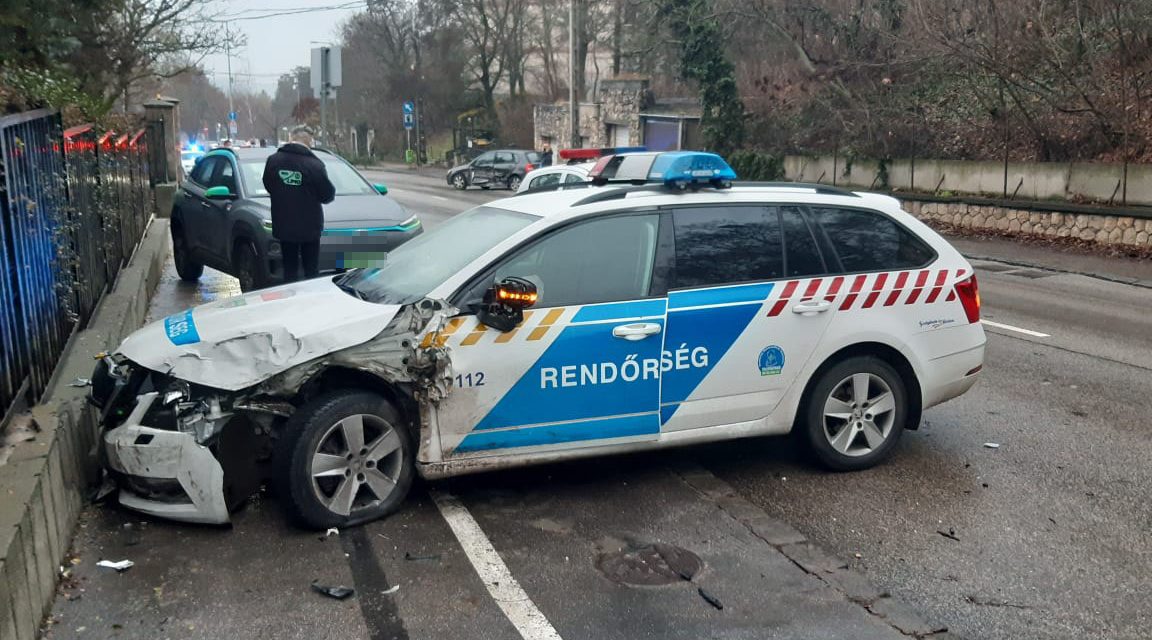 Rendőrautók karamboloztak Budapest 12. kerületében, az egyik rendőr sokkos állapotba került – Kórházba is szállították
