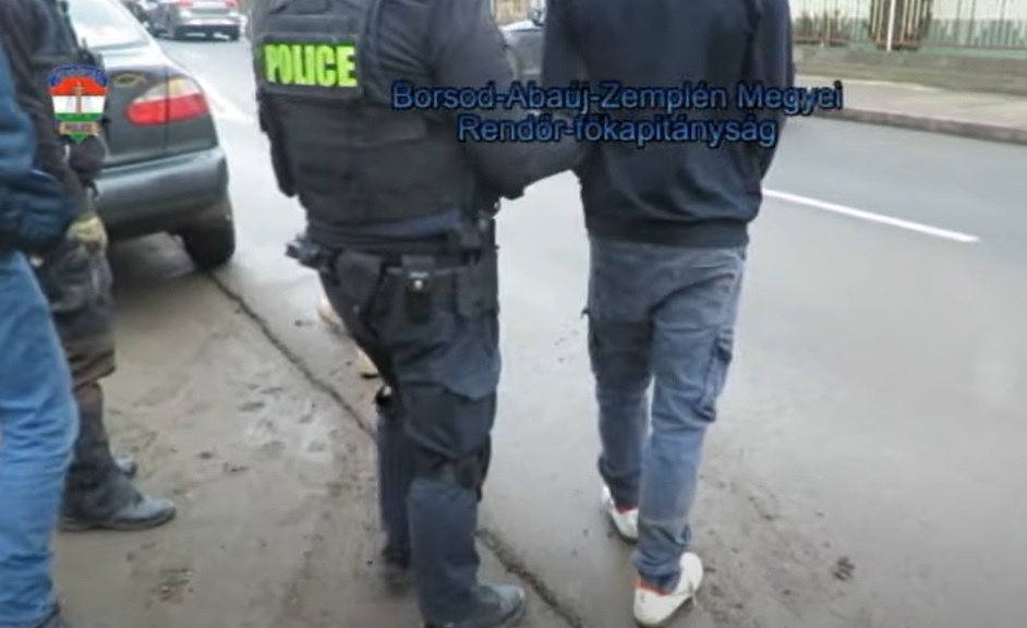 Videón a rajtaütés: így kapták el a zsaruk az ózdi dílereket