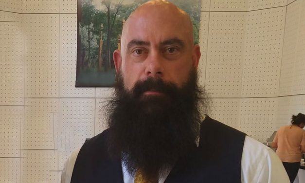 Lehet, hogy a gyógyszerekhez ért, de az autóvezetéssel gondja akadt az oltástagadók vezérének