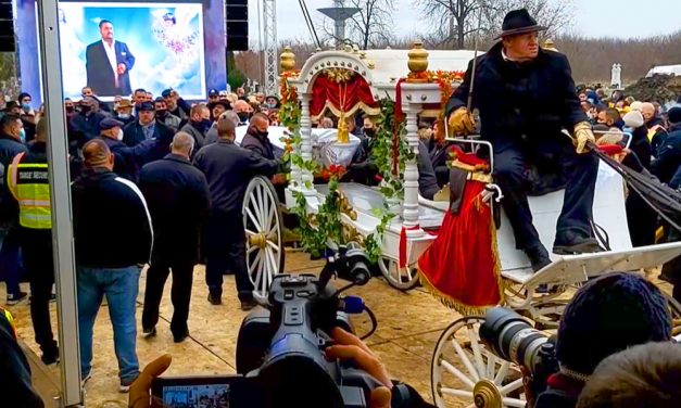 Kis Grófo édesapjának temetésén történtek miatt büntetést szabott ki a rendőrség, nem tartották be a járványügyi szabályokat