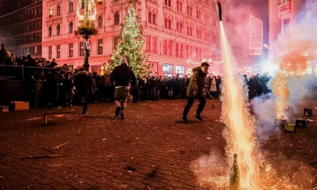 Megmondta a rendőrség: Szilveszterkor közterületen tilos lesz a tűzijátékozás, de a kertben vagy a teraszon lehet durrogtatni