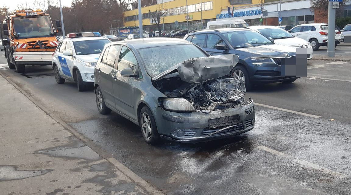 Újabb baleset Budapesten – Hármas karambol a 2. kerületben, egy autó kigyulladt – Képek a helyszínről