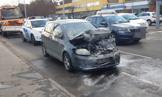 Újabb baleset Budapesten – Hármas karambol a 2. kerületben, egy autó kigyulladt – Képek a helyszínről