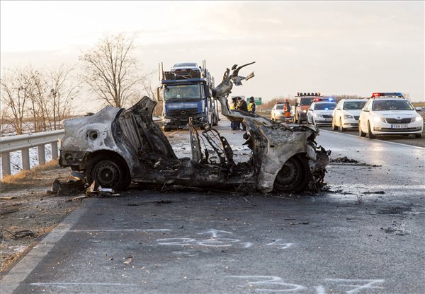 „Anélkül is elég nehéz ez lelkileg” – egy négytagú család halt meg Győr mellett egy balesetben, kamionnal ütköztek, majd kigyulladt az autójuk