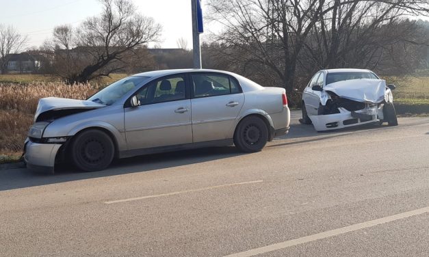 Durva karambol a Budapesten – Két autó rohant egymásba, az egyik sofőr sokkos állapotban feküdt az autóban – Fotók a helyszínről