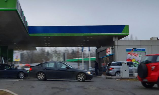 Négy év kértek börtönt arra a férfira, aki úgy leütött egy vevőt a benzinkúton, hogy az meghalt