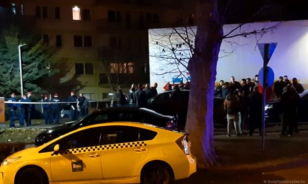 „Vérbosszú, halálbüntetés” – ezt üvöltözték annak a 19 éves fiúnak a rokonai, akit halálra késelt egy férfi Budapesten