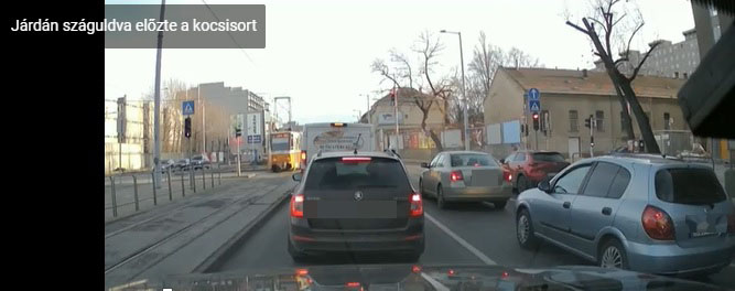 Pofátlan manőver: a járdán száguldva kerülte ki a körúti forgalmat ez az autós, közben egy piroson is áthajtott – videó