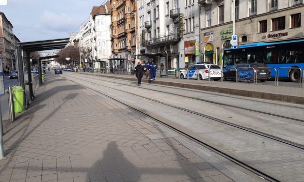 „Azt mondta, nemcsak el fog ütni minket, hanem átharapja a torkunkat is” – száguldó ámokfutó Budapesten, kis híján elgázolt egy babakocsit tologató apukát