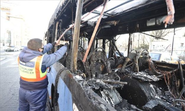 Kigyulladt egy busz Óbudán