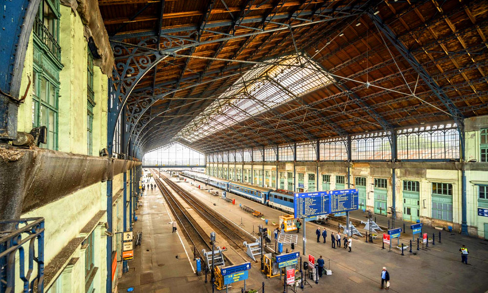 Borzalom: elgázolt egy embert a Nyugati pályaudvarról induló vonat, most pótlóbusz viszi az utasokat