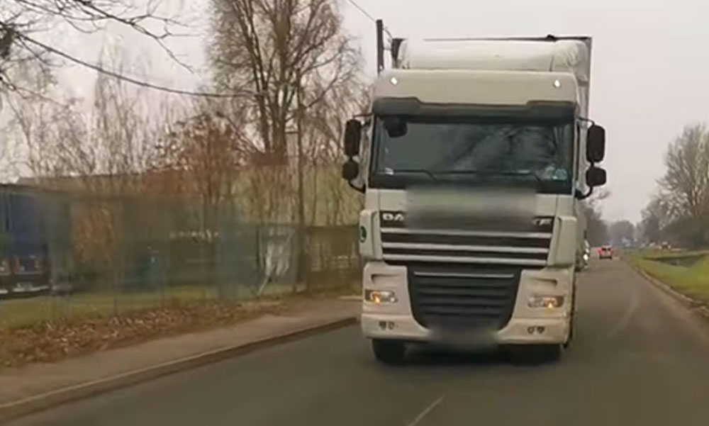 Direkt az autós felé kormányozta kamionját a sofőr, ijesztegetni akart az óriási járművel (Videó)