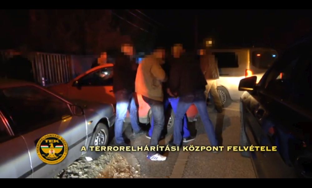 Autómosóban is árulták a drogot: a dílerek amfetaminnal és hasissal kereskedtek – videó