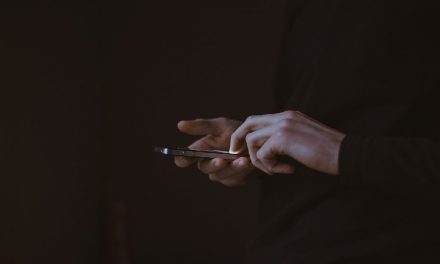 Négy hónap alatt 1178 sms-t küldött volt kedvesének egy férfi, zaklatás miatt bíróság elé kerül