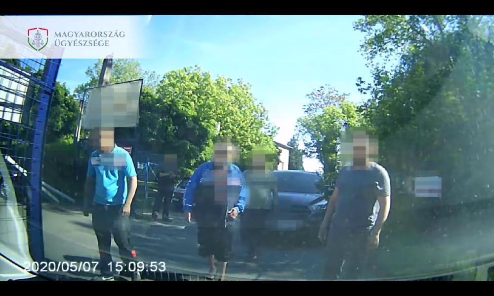 Elfajult a közlekedési vita: járóbottal és fiai segítségével rontott neki egy szabálytalanul parkoló sofőr egy másik autósnak – videó