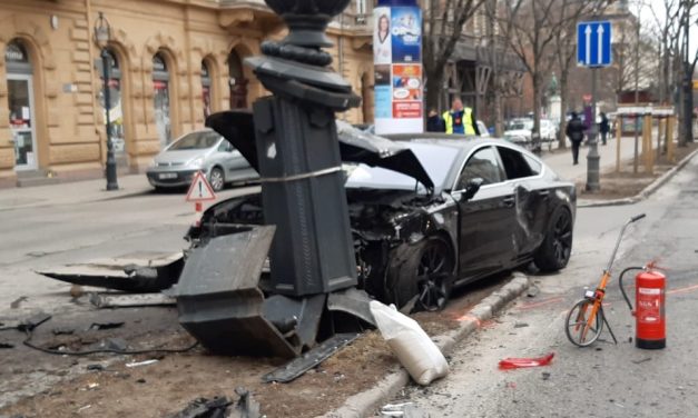 Durva karambol Budapest belvárosában: szabálytalanul közlekedő Volvoba csapódott egy Audi, mindkét sofőr megsérült – Fotók a helyszínről