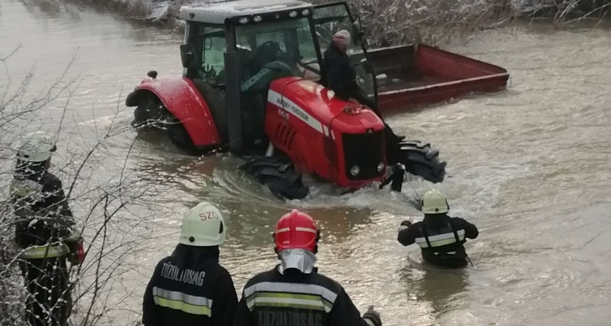 A jeges folyóból mentették ki a traktorjába kapaszkodó idős bácsit Borsodban – fotó