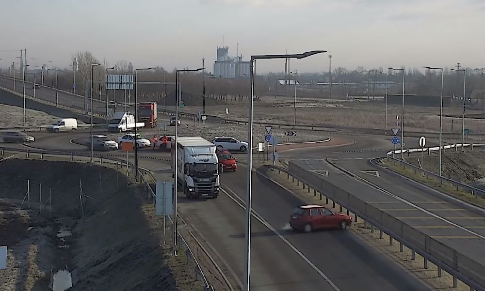 Visszatolatnak, szembemennek a forgalommal: életveszélyes manőverekkel reagáltak az autósok az M44-es új, többsávos körforgalmára – videó