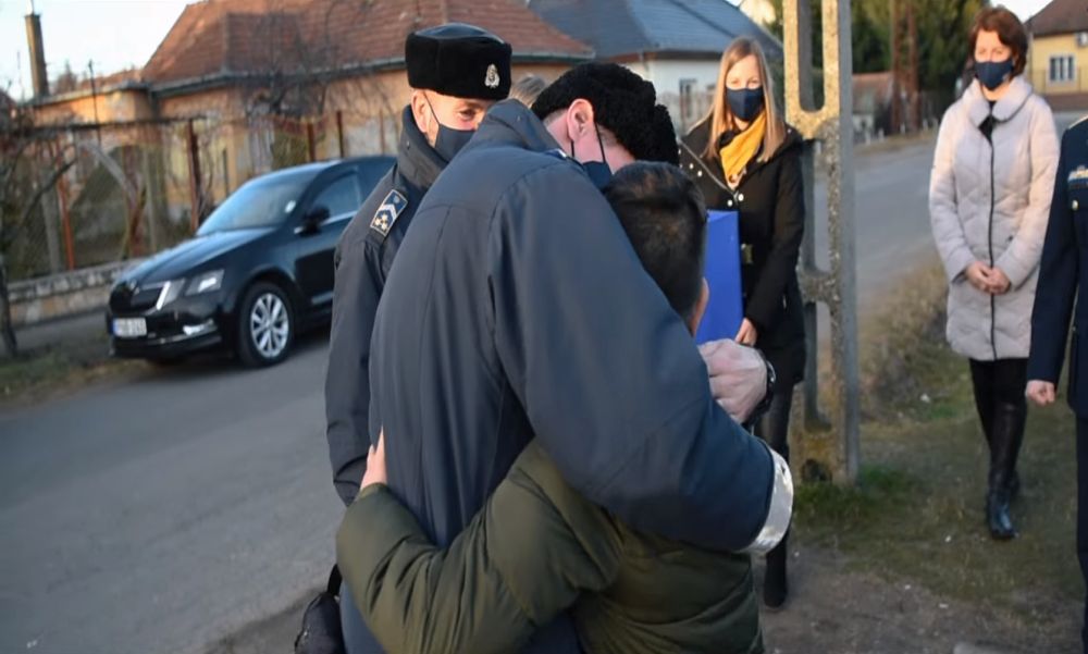 Égő házból mentették ki a 12 éves Balázskát: a rendőrök meglátogatták a hős kisfiút – videó