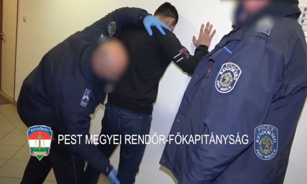 Őrület: fia fajátékpisztolyával rabolt egy férfi – videó