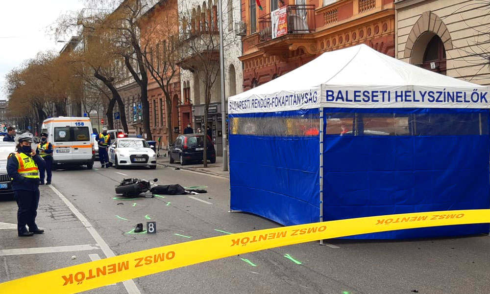 Halálos baleset: Mentőautóval ütközött egy motoros Budapesten, a futár nem élte túl a balesetet