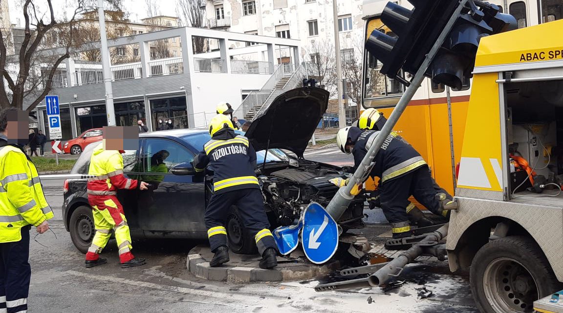 Durva baleset Budapesten, villamos nyársalt fel egy egy autóst, a sofőr a roncsba szorult – Sokkoló fotók a helyszínről