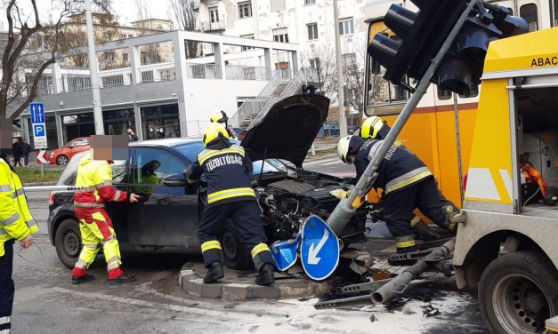 Durva baleset Budapesten, villamos nyársalt fel egy egy autóst, a sofőr a roncsba szorult – Sokkoló fotók a helyszínről