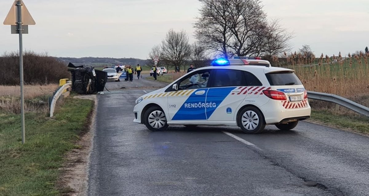 Lesodródott az útról, átrepült a szalagkorláton majd fának csapódott egy autó Veszprém megyében – Szolgálaton kívüli polgárőr sietett a súlyos sérültek segítségére